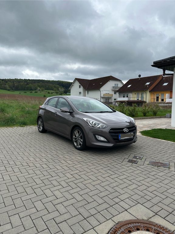 Grau Gebraucht 2015 Hyundai i30 YES! Gold Limousine | 8.000 € (Etwas zu teuer) - Bild 1/4