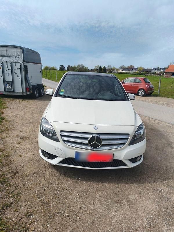 Gebraucht Mercedes B180 122 PS (89 kW) 2012 Weiß Van / Kleinbus
