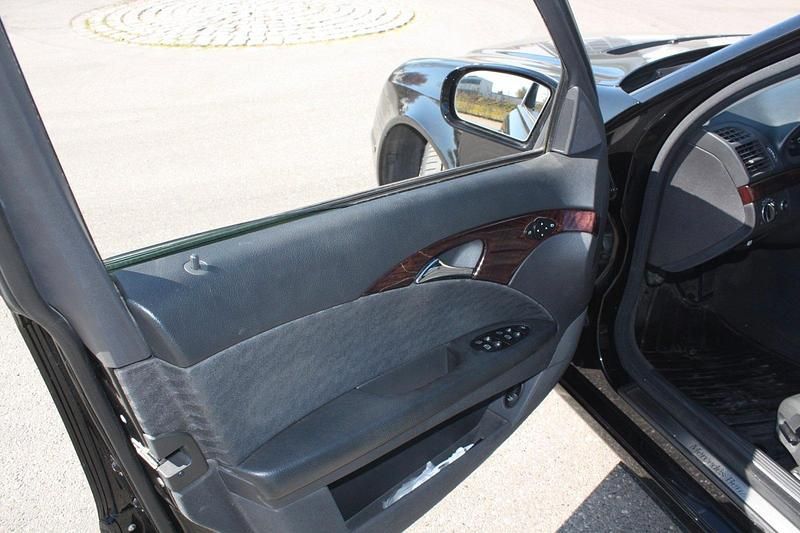 Second-hand Mercedes E200 122 CP (89 kW) 2005 Negru Berlinǎ