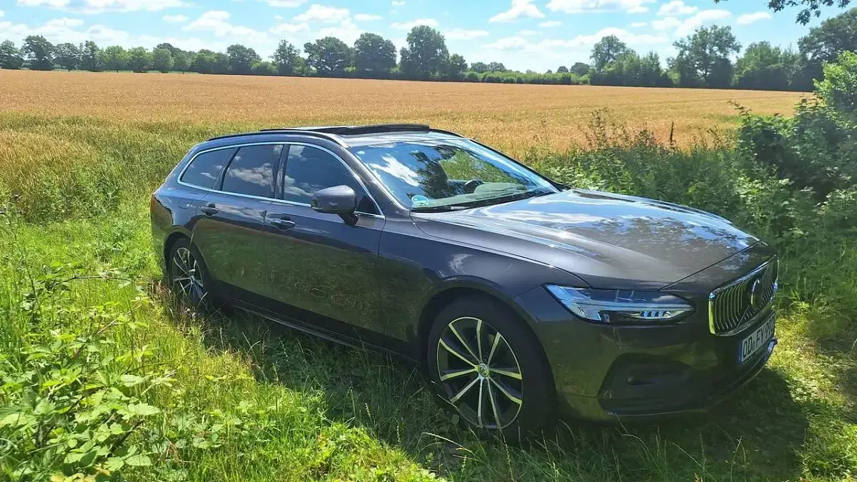 Gebraucht Volvo V90 Momentum 235 PS (172 kW) 2021 Grau Kombi