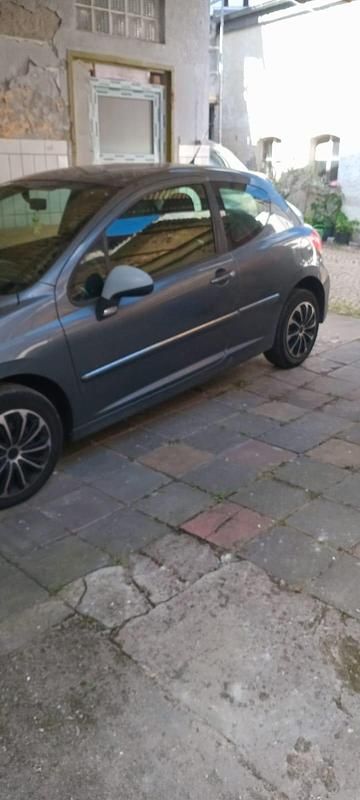 Grau Gebraucht 2012 Peugeot 207 Kleinwagen | 2.700 € - Bild 1/4