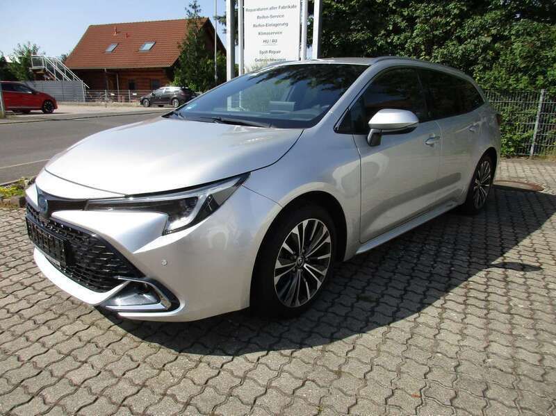 Silber Gebraucht 2023 Toyota Corolla Team Kombi | 27.700 € (Fairer Preis) - Bild 1/4