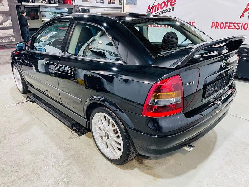 Schwarz Gebraucht 2001 Opel Astra OPC Limousine | 11.900 € - Bild 1/4