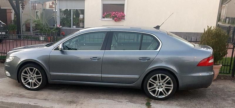 Silber Gebraucht 2009 Skoda 105 Limousine | 6.250 € - Bild 1/4