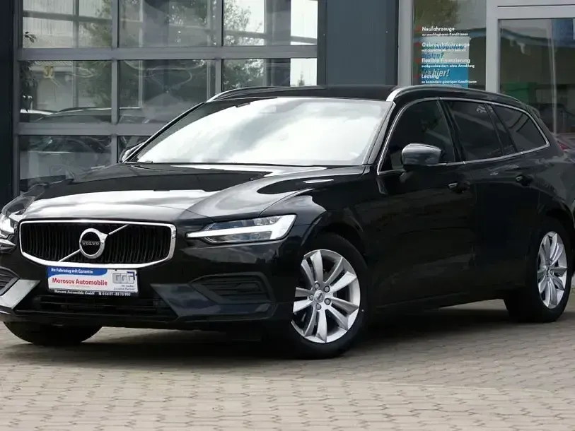 Gebraucht Volvo V60 Momentum 197 PS (144 kW) 2019 Onyx black Kombi