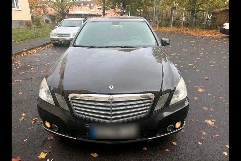 Schwarz Gebraucht 2010 Mercedes E250 Limousine | 7.799 € - Bild 1/4
