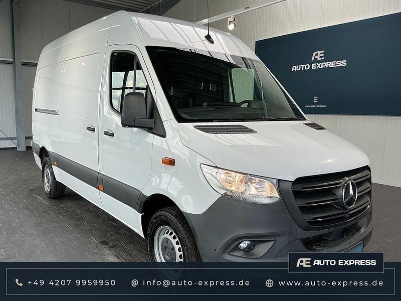Weiß (arktikweiss) Gebraucht 2023 Mercedes Sprinter Van | 32.011 € (Superpreis) - Bild 1/4