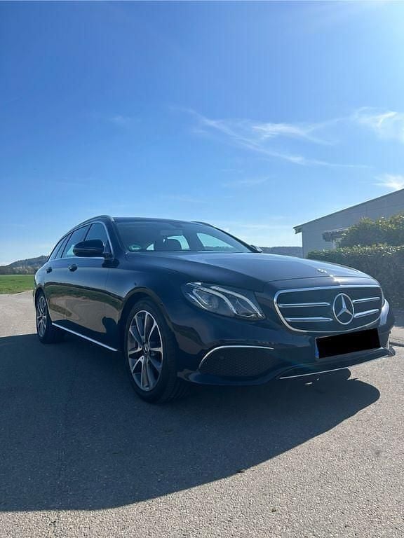Second-hand Mercedes E220 194 CP (142 kW) 2019 Albastru Berlinǎ