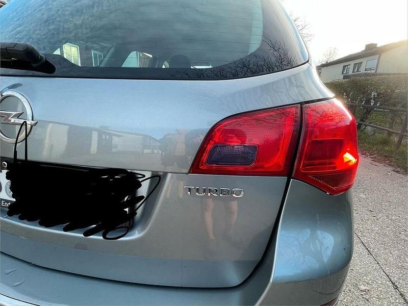 Gebraucht Opel Astra Edition 140 PS (102 kW) 2012 Grau Kombi