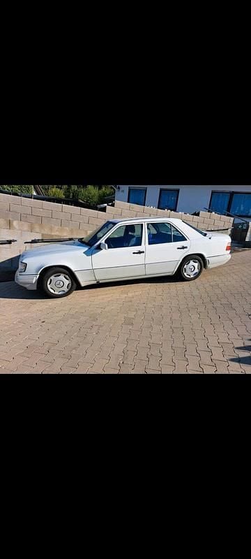 Weiß Gebraucht 1994 Mercedes E200 Limousine | 6.200 € - Bild 1/4