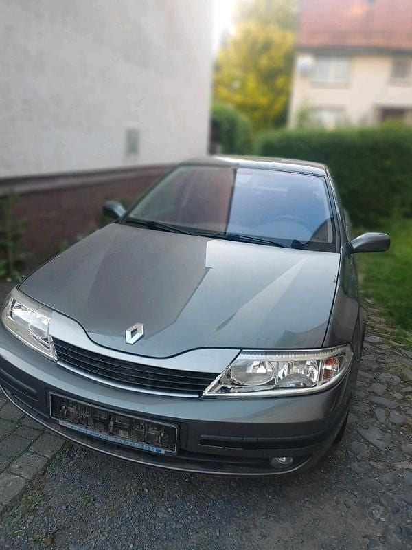 Grau Gebraucht 2002 Renault Laguna II Limousine | 1.399 € (Fairer Preis) - Bild 1/4