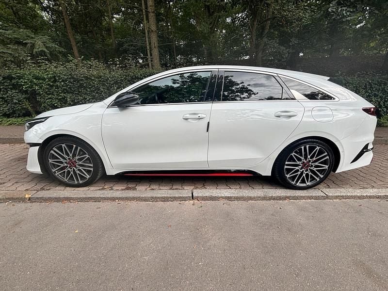 Weiß Gebraucht 2023 Kia ProCeed GT Kleinwagen | 28.900 € (Fairer Preis) - Bild 1/4