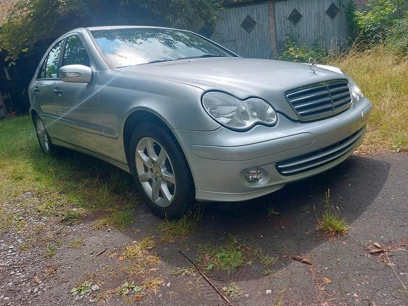 Silber Gebraucht 2005 Mercedes 220 Limousine | 4.998 € (Fairer Preis) - Bild 1/4
