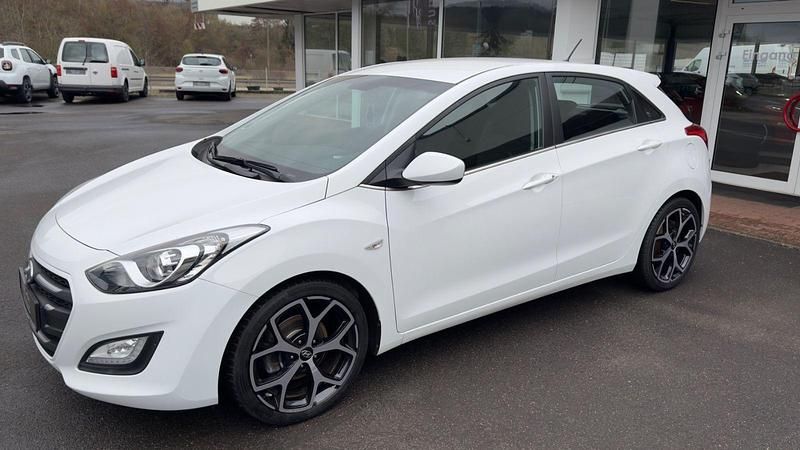 Gebraucht Hyundai i30 YES! 101 PS (74 kW) 2015 Weiß Kleinwagen