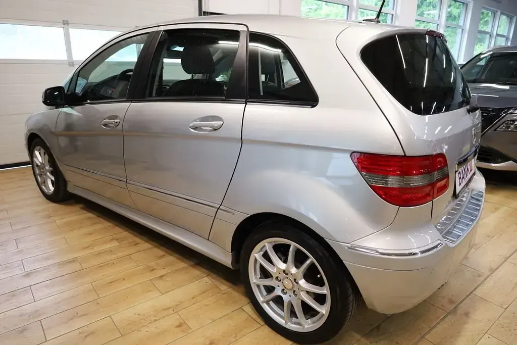 Gebraucht Mercedes B160 95 PS (69 kW) 2011 Silber Van / Kleinbus