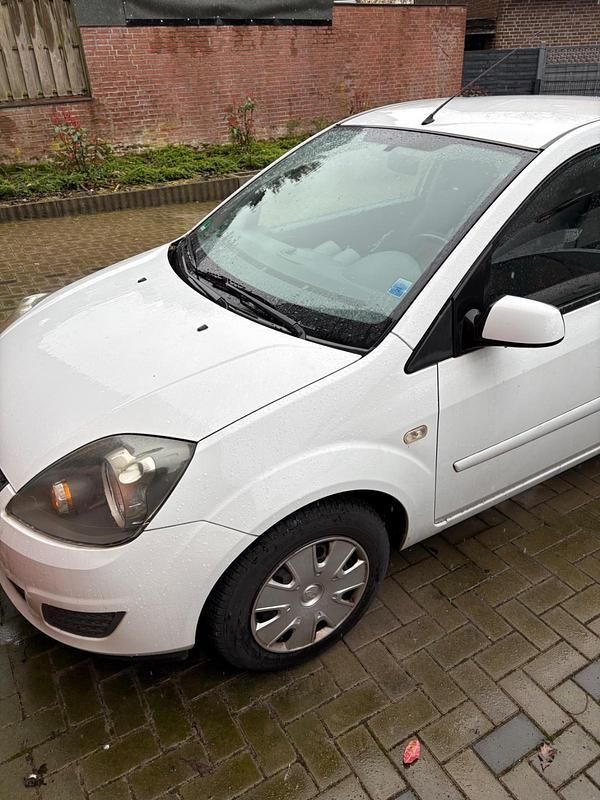 Gebraucht Ford Fiesta 60 PS (44 kW) 2007 Weiß Kleinwagen