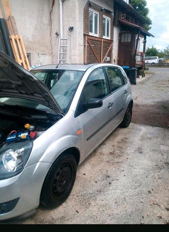 Gebraucht Ford Fiesta 101 PS (74 kW) 2005 Silber Kleinwagen