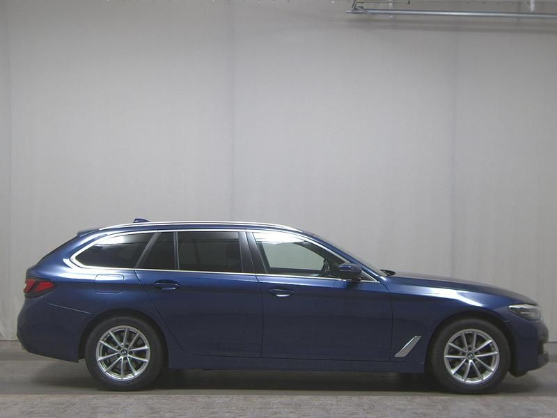 Blau Gebraucht 2020 BMW 520 Performance Kombi | 20.580 € (Superpreis) - Bild 1/4