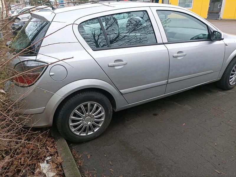 Second-hand Opel Astra 95 CP (69 kW) 2008 Argintiu Hatchback