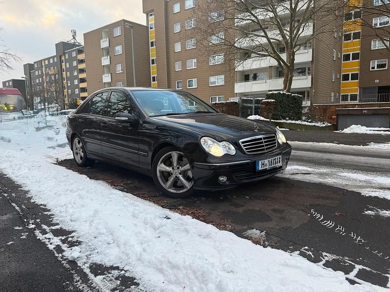 Schwarz Gebraucht 2006 Mercedes C320 Avantgarde Limousine | 5.800 € (Teuer) - Bild 1/4