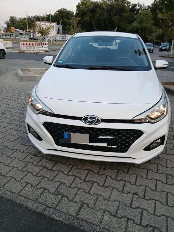 Weiß Gebraucht 2018 Hyundai i20 Active Kleinwagen | 9.200 € (Guter Preis) - Bild 1/4