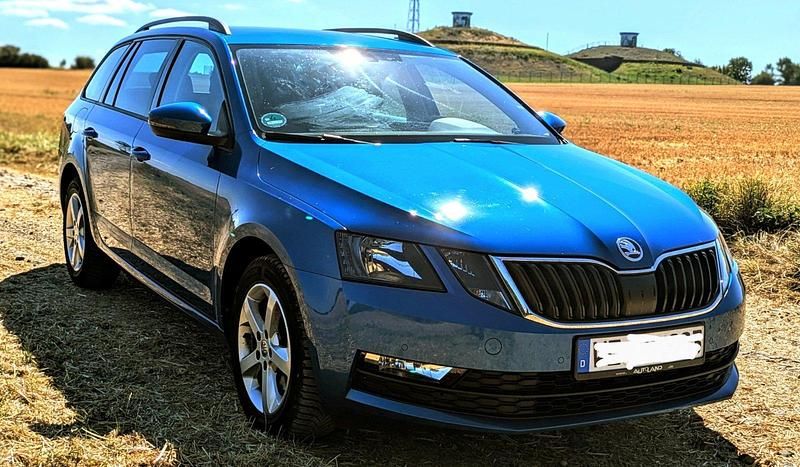 Blau Gebraucht 2018 Skoda Octavia Kombi | 16.500 € (Fairer Preis) - Bild 1/4