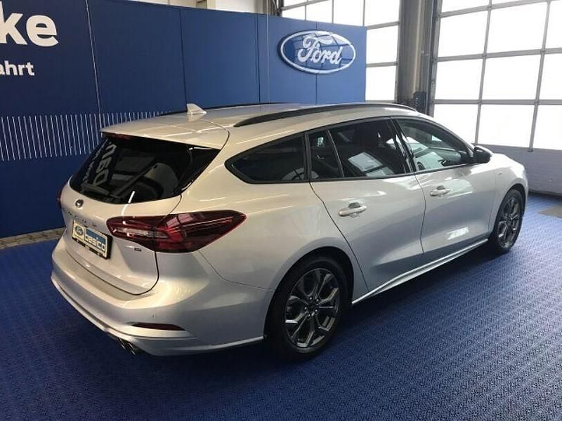Gebraucht Ford Focus ST-Line 125 PS (91 kW) 2023 Moondustsilver metallic (silber) Kombi
