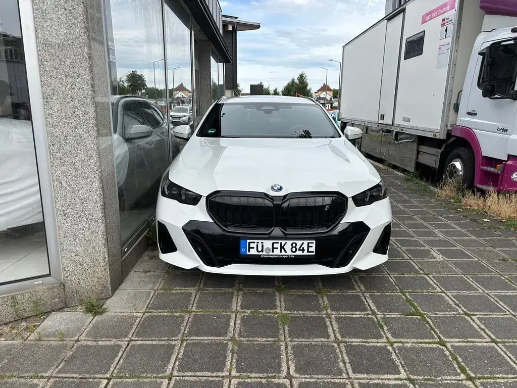 Gebraucht BMW i5 M Sport 250 kW (340 PS) 2024 Weiß Kombi