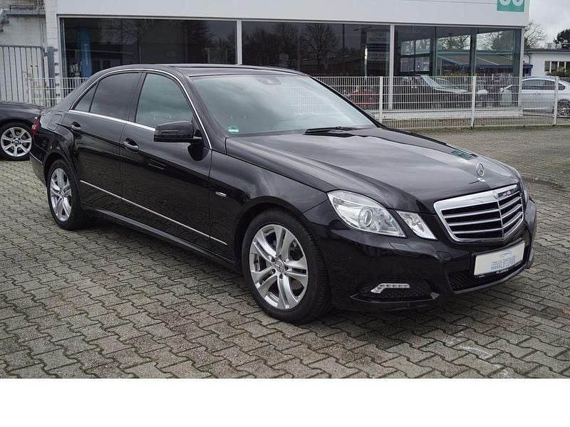 Gebraucht Mercedes E220 Avantgarde 163 PS (119 kW) 2010 Obsidianschwarz Limousine