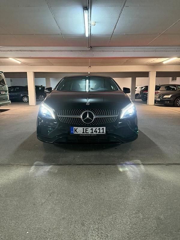 Schwarz Gebraucht 2018 Mercedes A200 AMG line Kleinwagen | 18.700 € (Fairer Preis) - Bild 1/4