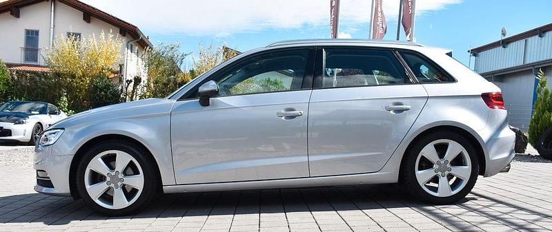 Silber Gebraucht 2015 Audi A3 Sportback Ambition Limousine | 13.900 € (Fairer Preis) - Bild 1/4