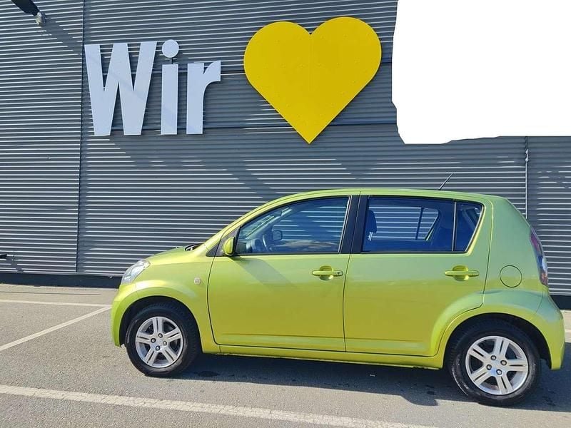 Grün Gebraucht 2008 Daihatsu Sirion Kleinwagen | 2.200 € (Fairer Preis) - Bild 1/4