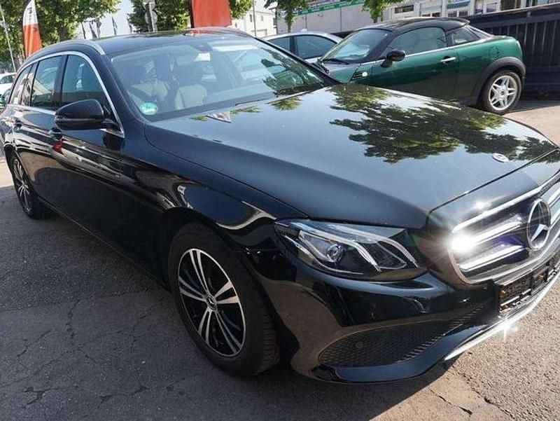 Gebraucht Mercedes E220 194 PS (142 kW) 2020 Ung. schwarz  unilack Kombi