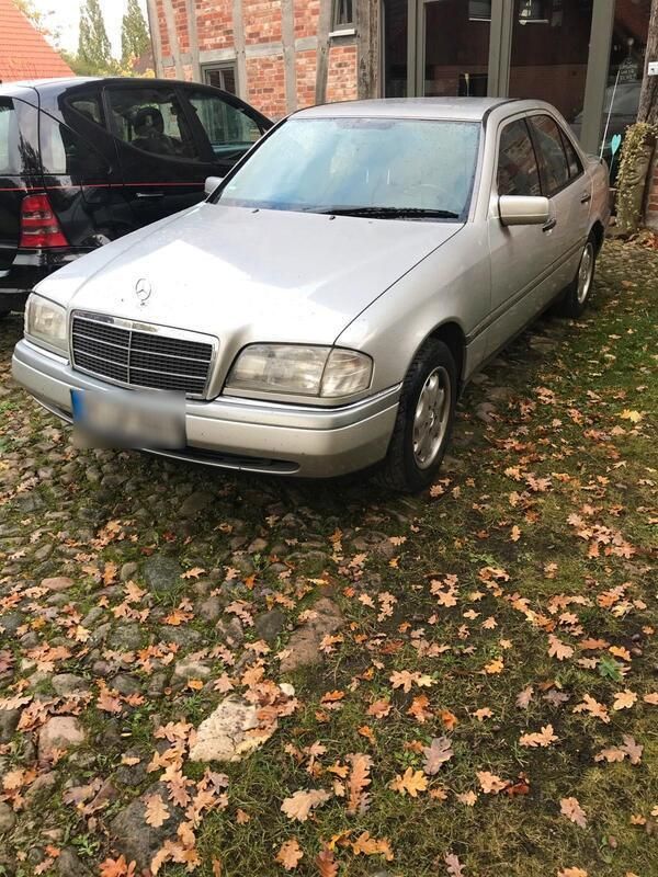 Silber Gebraucht 1994 Mercedes C220 Limousine | 5.200 € - Bild 1/4