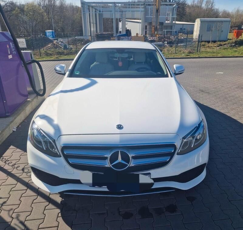 Weiß Gebraucht 2018 Mercedes E220 Limousine | 27.200 € (Fairer Preis) - Bild 1/4