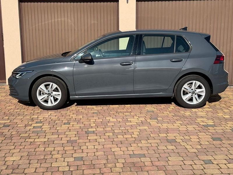 Gebraucht VW Golf VIII Life 131 PS (96 kW) 2024 Grau Limousine