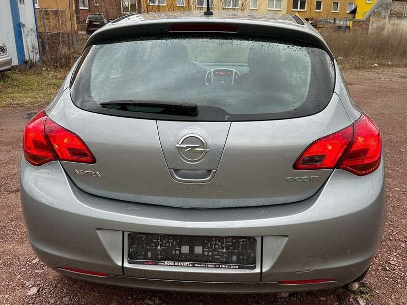 Usado Opel Astra 87 HP (63 kW) 2010 Prateado Sedan