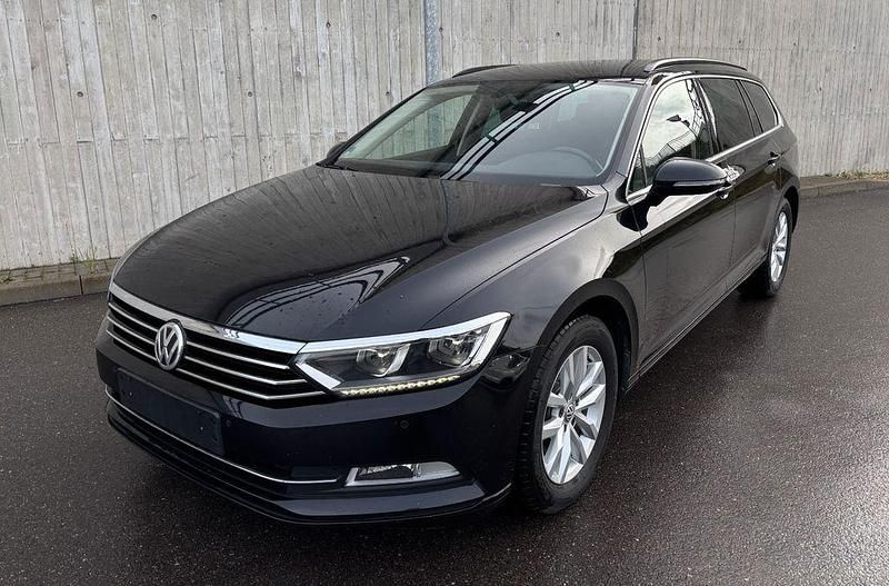 Schwarz Gebraucht 2017 VW Passat Comfortline Kombi | 12.000 € (Guter Preis) - Bild 1/4