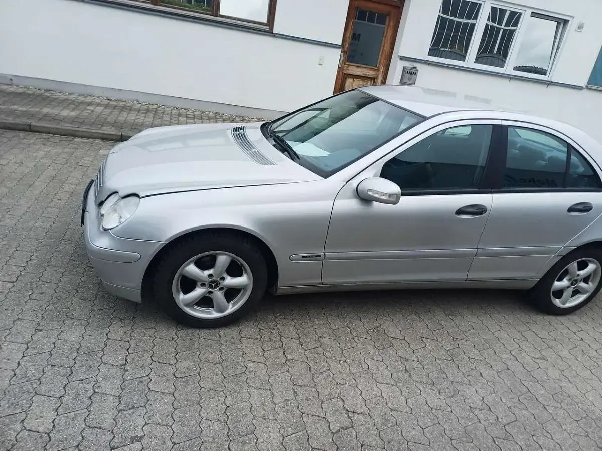 Gebraucht Mercedes C180 143 PS (105 kW) 2003 Brillantsilber  metalliclack Limousine