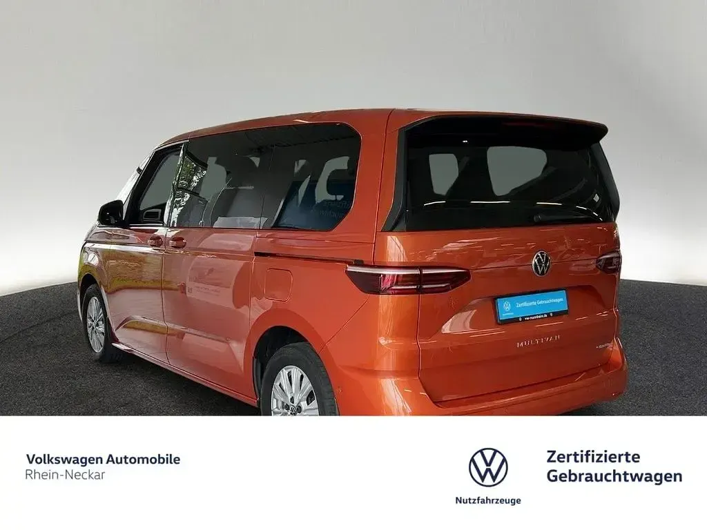 Używany VW Multivan Basis 150 KM (110 kW) 2023 Pomarańczowy Minivan