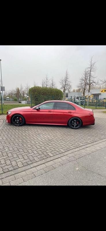 Andere farben Gebraucht 2018 Mercedes E220 AMG line Limousine | 22.900 € (Superpreis) - Bild 1/4