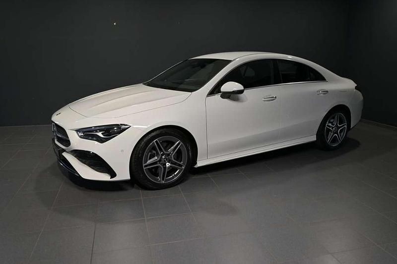 Weiß Gebraucht 2024 Mercedes CLA200 AMG Coupé | 34.300 € (Fairer Preis) - Bild 1/3