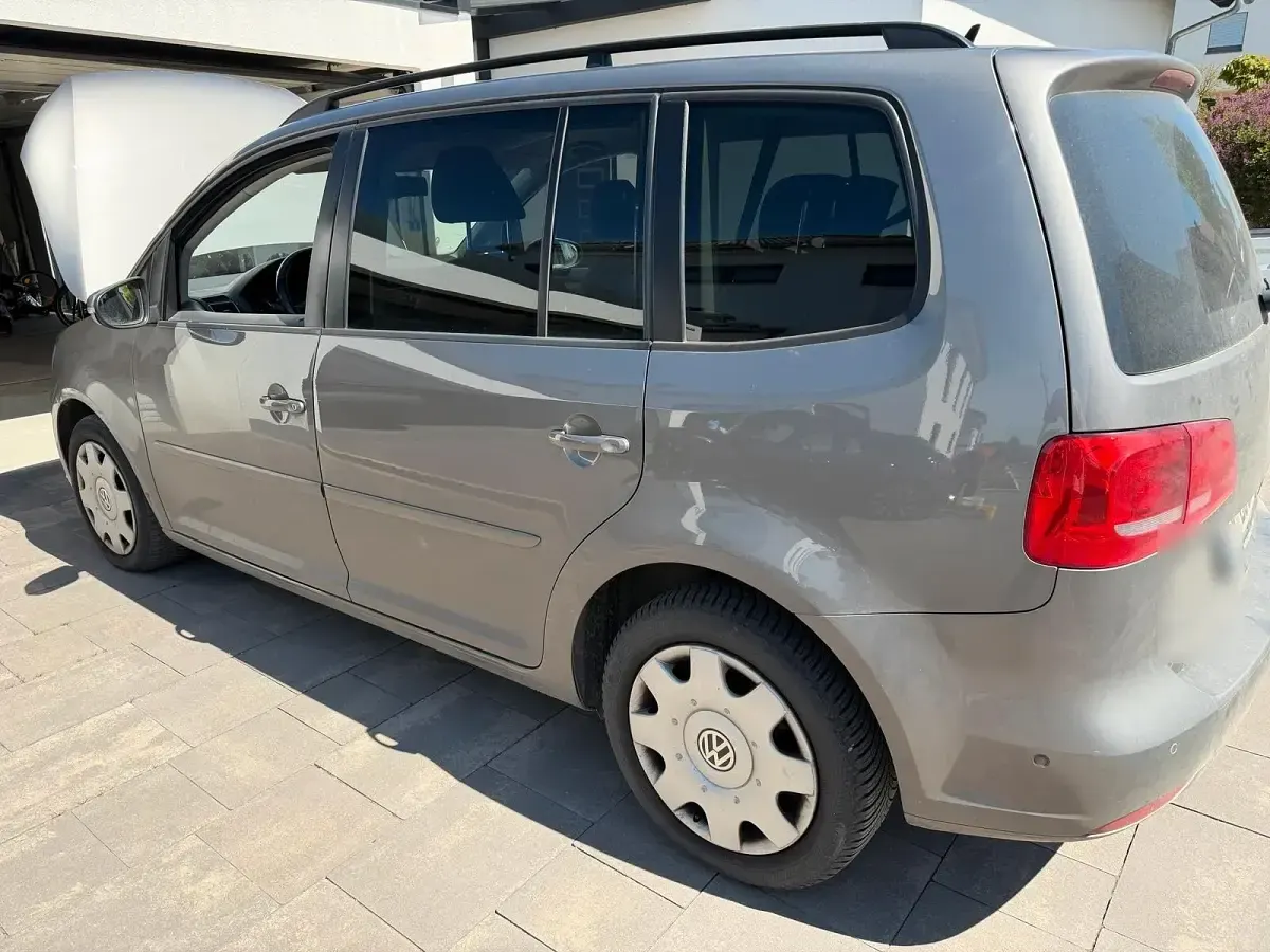 Używany VW Touran 105 KM (77 kW) 2011 Szary Minivan