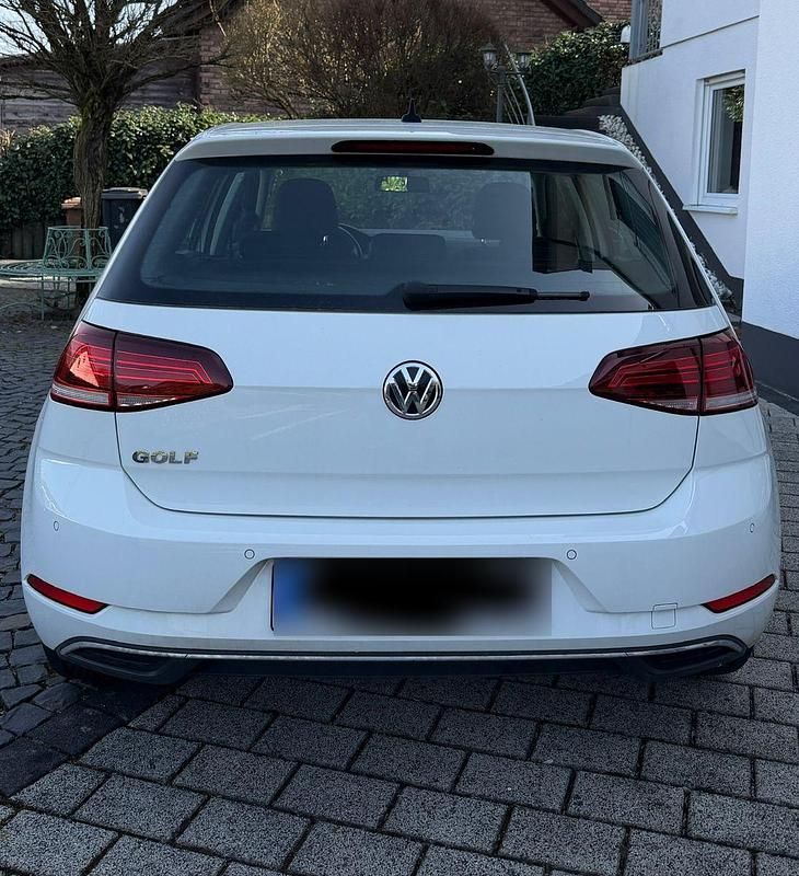 Gebraucht VW Golf VII Comfortline 116 PS (85 kW) 2019 Weiß Limousine