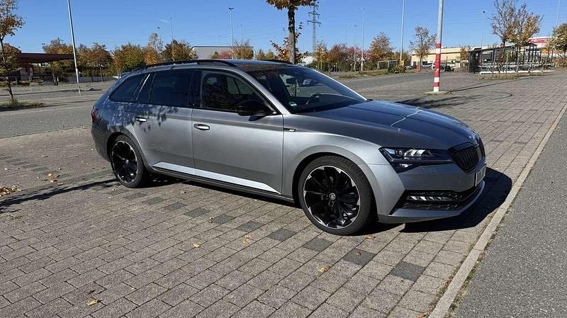 Grau Gebraucht 2020 Skoda Superb SportLine Kombi | 31.500 € (Teuer) - Bild 1/4
