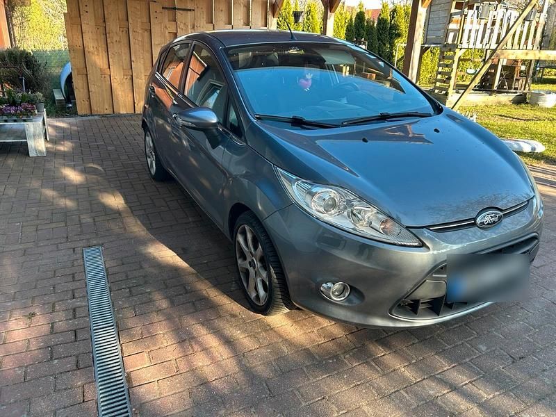 Gebraucht Ford Fiesta Titanium 82 PS (60 kW) 2012 Grau Kleinwagen