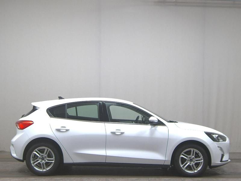 Weiss Gebraucht 2022 Ford Focus Cool & Connect Limousine | 12.980 € (Superpreis) - Bild 1/4