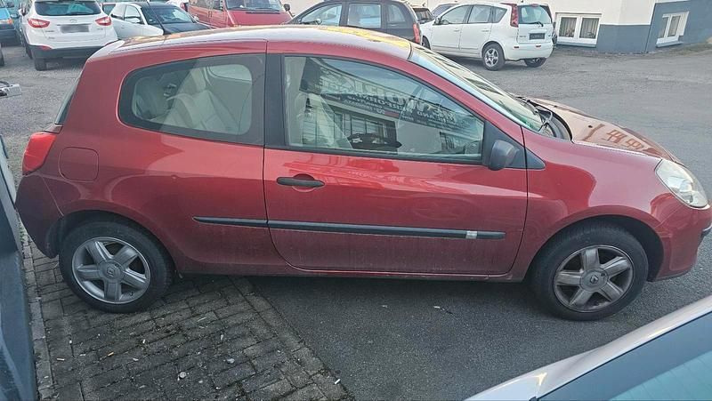 Gebraucht Renault Clio II 75 PS (55 kW) 2005 Rot Kleinwagen