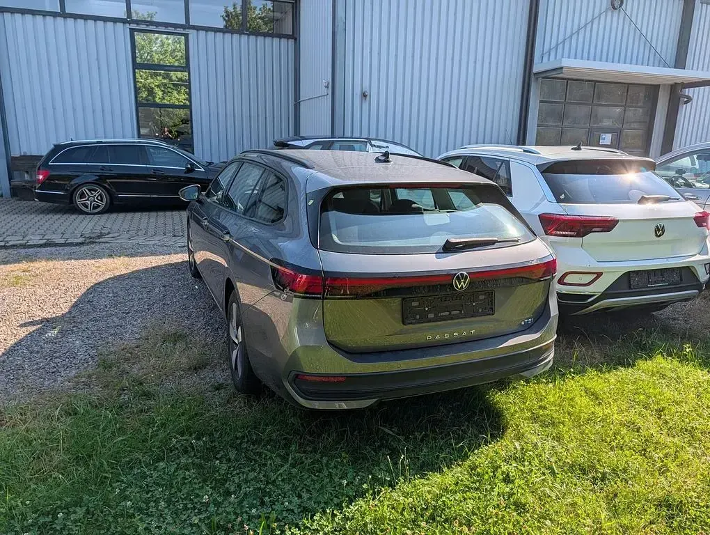Gebraucht VW Passat 150 PS (110 kW) 2024 Diabasgrau metallic Kombi
