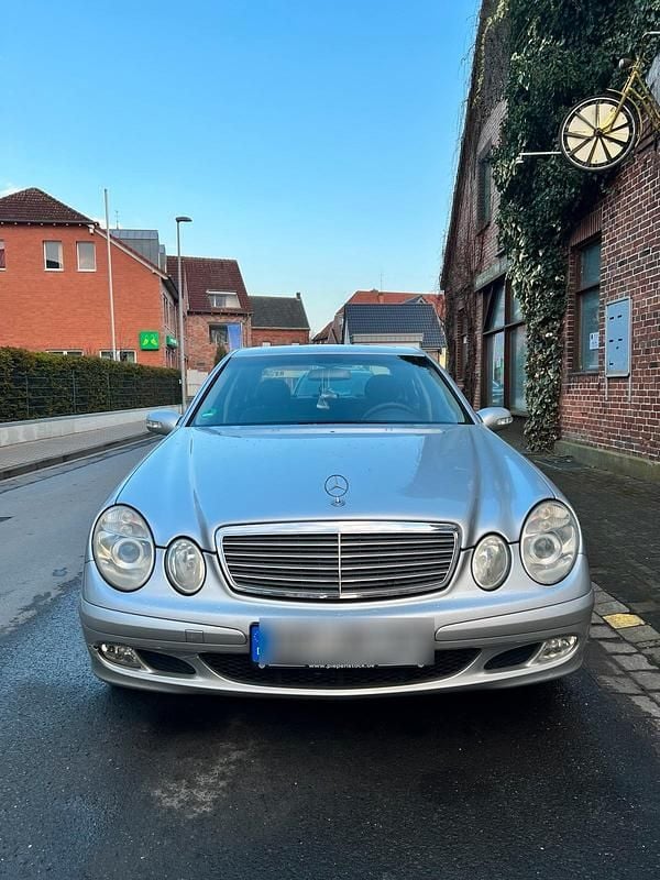 Silber Gebraucht 2004 Mercedes E200 Limousine | 3.400 € (Fairer Preis) - Bild 1/4